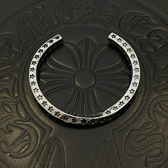 新款 专柜原版品质 非普通版本 快手 Ins 小红书热门爆款 Chrome Hearts克罗心经典五星花开口手镯 凹凸造型不同的花纹设计风格呈现出与众不同 十字