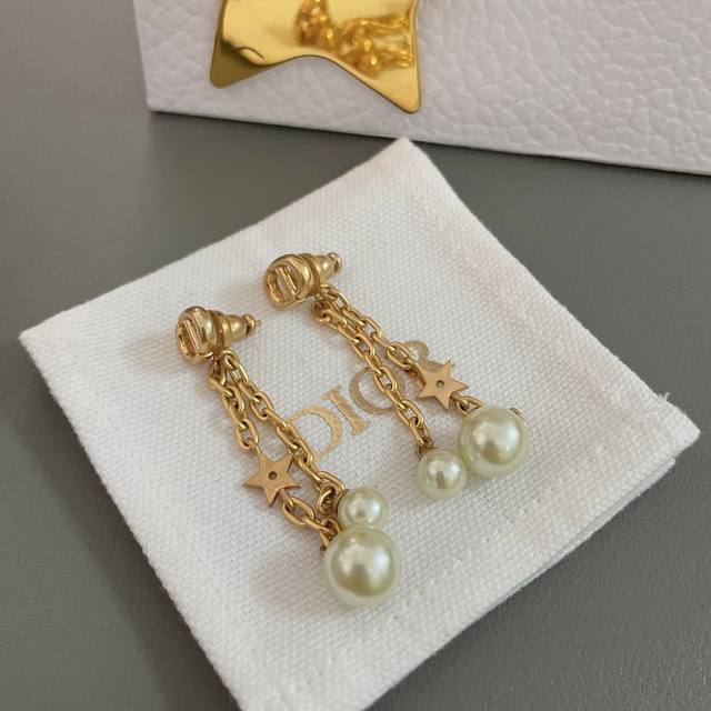 高品质 细节如图 D流苏链条耳钉 上耳非常修脸型的一款耳环 链条+大小珠+星星的独特设计风范 多种佩戴方式 可以单独佩戴 也可以搭配其他D家的耳饰款 很百搭很耐