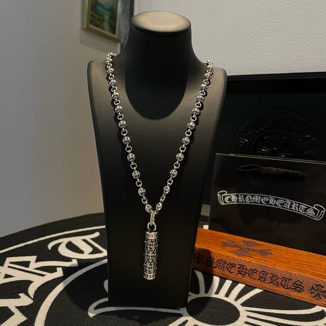 抖音 快手 Ins 小红书 直播热门 新款 专柜品质 Chrome Hearts克罗心十字花球项链 十字花圆柱吊坠 凹凸造型不同的花纹设计风格 呈现出与众不同