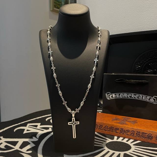 抖音 快手 Ins 小红书 直播热门 新款 专柜品质 Chrome Hearts克罗心十字架项链 十字架吊坠 凹凸造型不同的花纹设计风格 呈现出与众不同 十字架