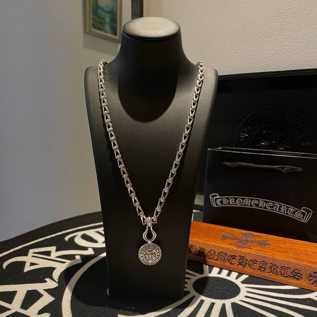 新款 专柜品质 Chrome Hearts克罗心 经典复古十字架项链 马蹄印十字架吊坠 凹凸造型不同的花纹设计风格 呈现出与众不同 十字架 童军花是克罗心的志