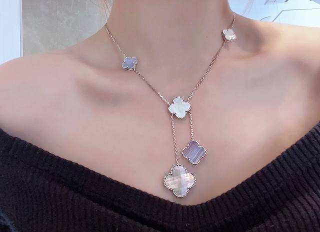 V金镀咪金 Vca高级白贝天然紫玉髓天然灰贝六花四叶草项链 Cleef&Arpels 四叶草 此系列设计灵动 线条流畅 易于佩戴 展现无限搭配的可能 为每一位女