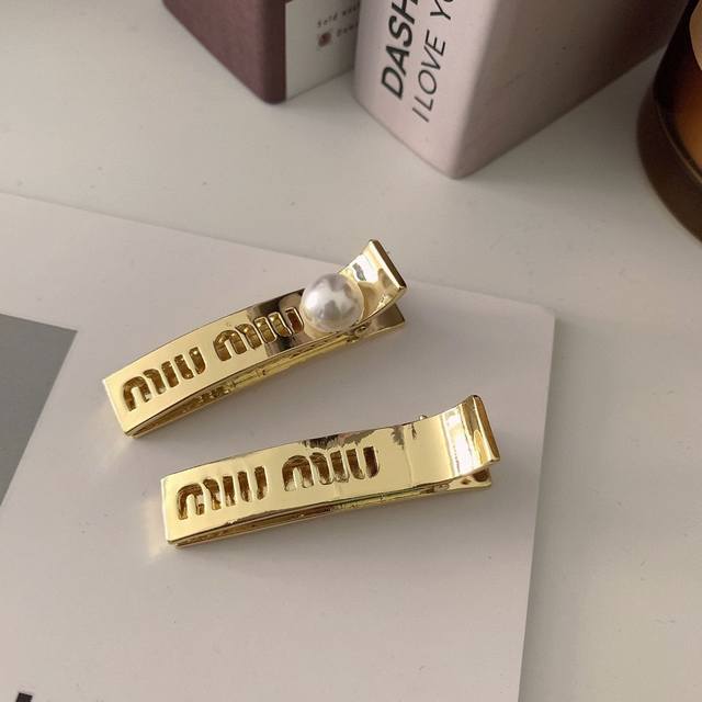 陈太同款Miumiu一字珍珠字母夹组合官网同款套装发夹存在感刚刚好不会很大很小非常法式的 铡珠工艺 代表了点点滴滴的爱围绕着你造型更加与众不同 让你做独特的自己