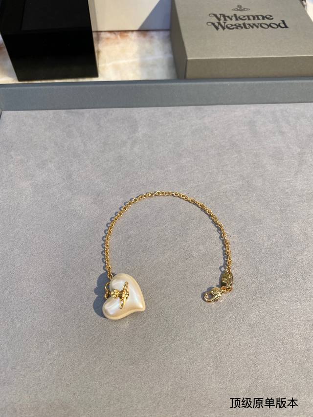 西太后 Vivienne 珍珠桃心爱心 土星手链 珍珠搭配桃心图案设计 搭配珍珠尽显光泽质感 简约大气Ins风十足 珍珠项链是每个女孩都必备的单品 超甜超可爱