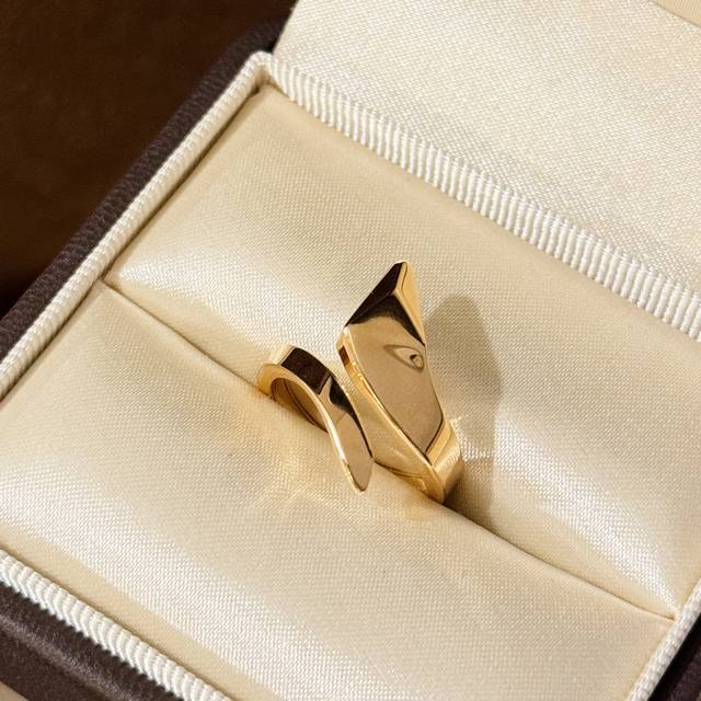 a3951 高级定制 欧美金属风 新款 不规则 蛇形 光面戒指 设计大气简洁 彰显精致优雅 低调绽放自信 非常细腻而夺目 进口S925纯银材质电镀K金 Atla