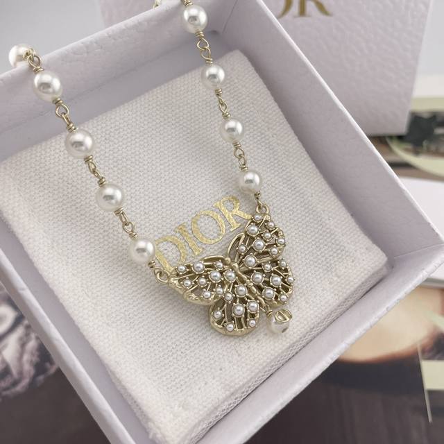 高品质 细节如图 0900130 D镂空珠蝶珍珠项链 ZP7300 周也同款老规矩按下单顺序安排 太太太太绝美啦 爆款蝴蝶手链来袭一眼爱上 巨巨巨火爆一定要买真