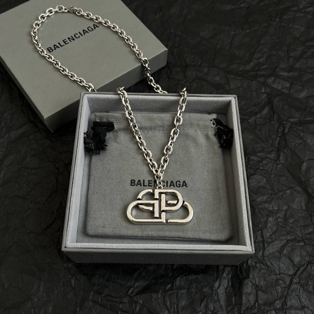 新款 巴黎世家 Balenciaga 项链 简单大方 大牌金质感饱满 搭配衣服超好看 长度:52厘米
