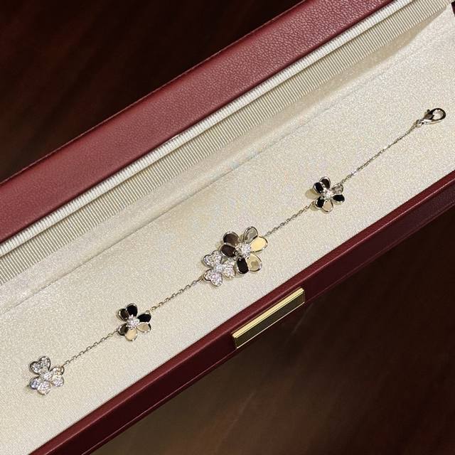 梵家三叶草系列 五花 大小花 手链 精美绝伦 可盐可甜系列 精选德国进口材质电镀厚金 铂金色 手链