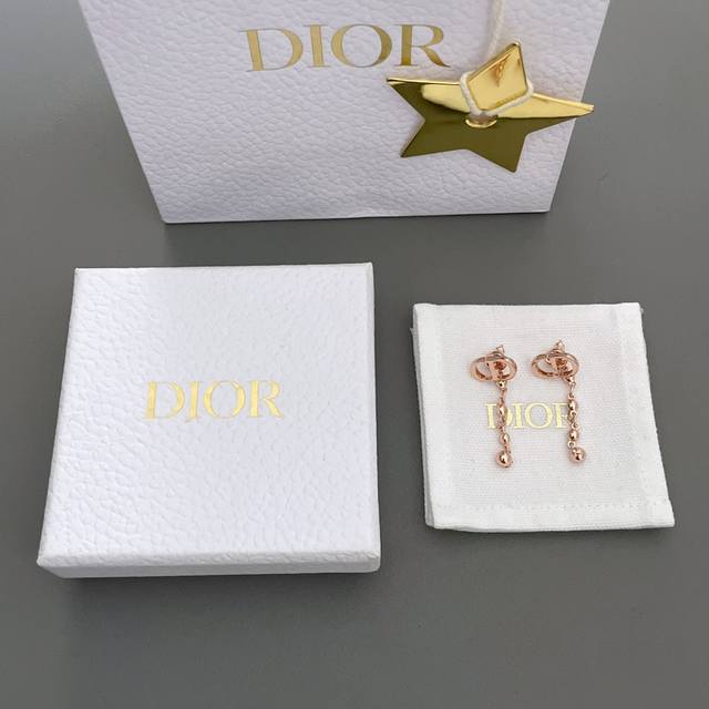 我们出品 D Cd长条金属珠耳钉 ZP3700 Z一致黄铜材质 很精致小巧日常百搭款 上耳非常的大方气质 经典基础款永不过时 耳钉可以拆下单独佩戴 多种佩戴效果