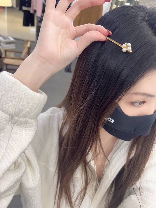 我们出品 Zp4620 量大咨询客Fu Celne 方块珍珠发夹 时尚简约 又很有创意的设计 非常仙 非常柔美 落落大方 颗颗施华洛珍珠+施华洛钻 非常的有质感