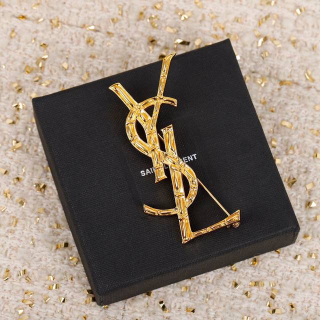 编号Ysl0001 金色字母胸针专柜一致黄铜材质 热卖款高档金色 百搭时尚 不挑人佩戴太赞了 这个太大气了 男女同款 随便一件西装 毛衣 羊绒大衣 往上一别 随