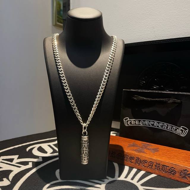 新款 专柜品质 Chrome Hearts克罗心 经典复古经典项链 圆柱十字架吊坠 快手 Ins 小红书热门 凹凸造型不同的花纹设计风格 呈现出与众不同 十字架