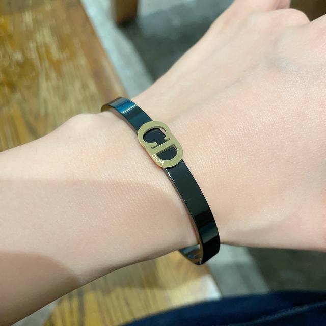 新款迪奥碳黑手镯超重工Bling Bling 颜色搭配得非常好高级感 女神气质高端 精钢材质不过敏不褪色 一比一精美工艺 经典至极的魅物 性价比高 必备必入之选