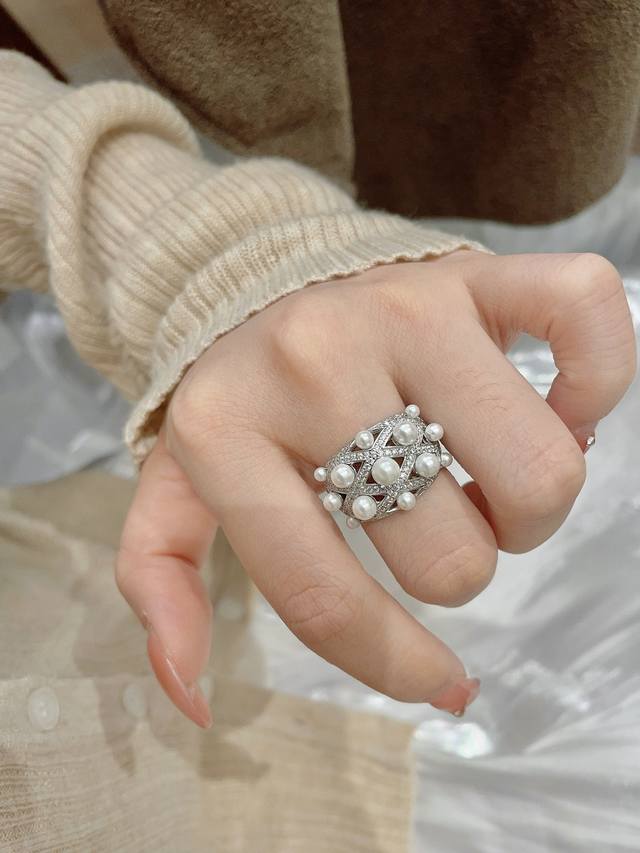 我们出品 量大咨询客Fu 彩宝系列-菠萝珍珠戒指 码数6-7-8 通体925纯银耐磨保色度行业最新配方优金电镀 太赞了 夜空中最亮的星 人无我有的细腻做工 对标