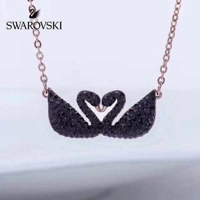 Swarovski 双黑天鹅锁骨项链 这款华丽耀眼的项链以镀玫瑰金色金属精心打造 并通过低温陶瓷镶嵌技术 黑天鹅一生只有一个伴侣 代表一生一伴一生一爱
