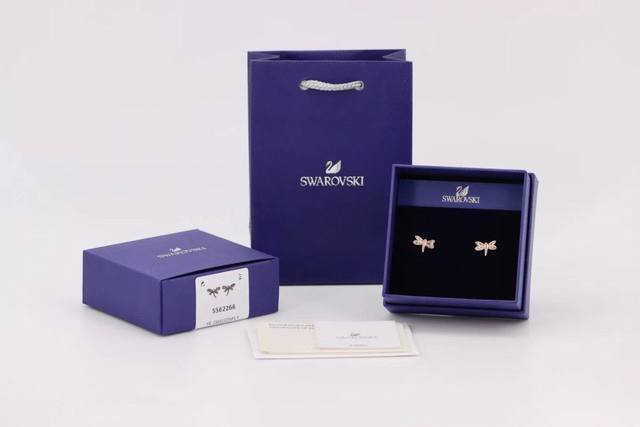Swarovski 玫瑰金粉钻 蜻蜓耳钉 这款趣致蜻蜓耳钉 沉浸爱的花园 设计灵感以蜻蜓及雏菊为灵感 赋予现代典雅设计绽放吸睛光韵