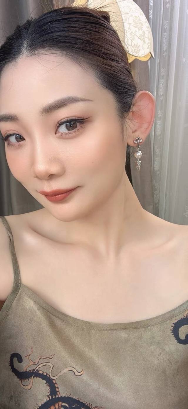 克罗心耳环优雅大方精工设计 雕刻 非常修饰脸型 青春活力 看惯了一如既往的耳钉 一眼就被这款吸引了 非常漂亮的颜色搭配 时尚又俏皮