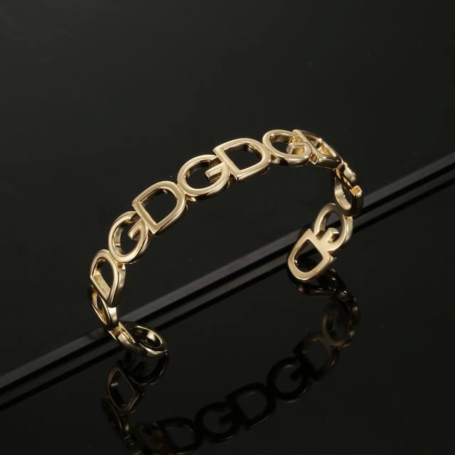 D&G 杜嘉班纳Dg徽标手镯 为造型添染华丽雅致 字母镀金黄铜耳环 写意时髦复古美学 刚柔并济间 让熠熠光芒于耳畔荡漾 开口手镯