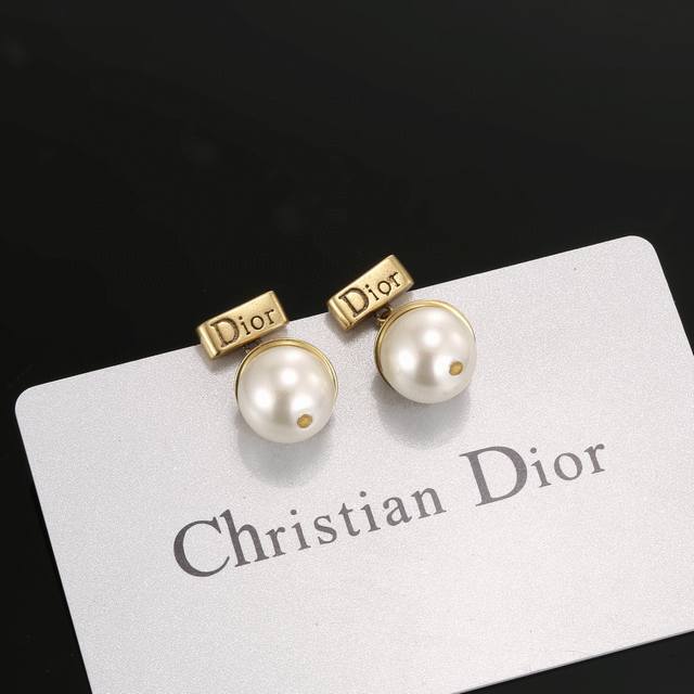 最新 迪奥火爆 各路网红同款 爆 Dior 系列 字母珍珠耳环耳钉 官网最新 同步 Dior耳钉 S925银针 专柜一致材质 无死角的美 耳钉
