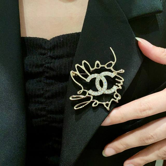 香奈儿字母双C镶钻胸针.