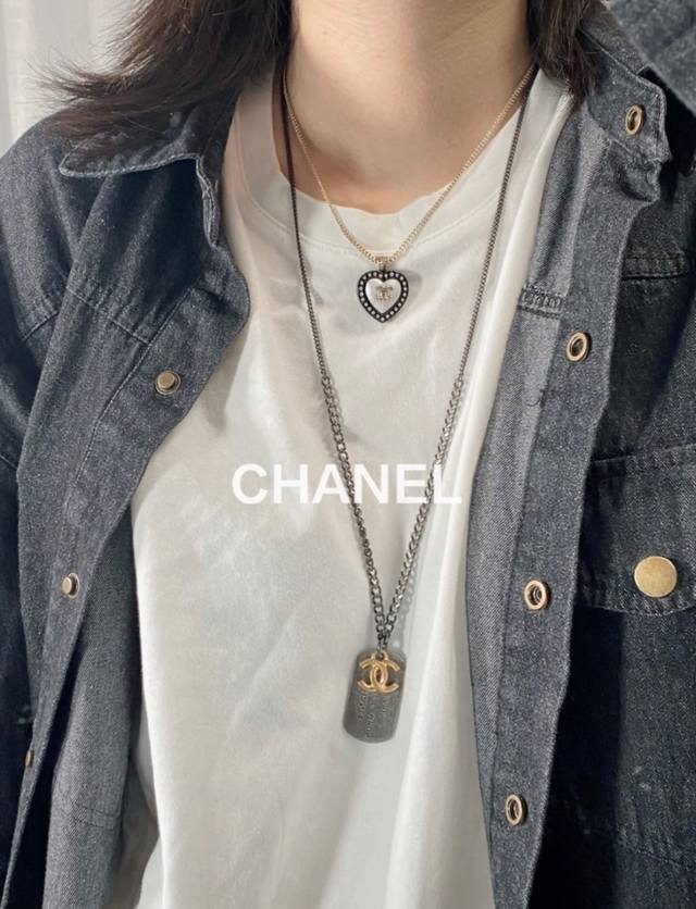 我们出品 Zp6240现货秒发 量大咨询客Fu Ch Nel亚克力桃心项链 [机智][机智]一定要买 这个系列巨巨巨好看特别适合日常搭配 上身甜美可爱 整体搭配