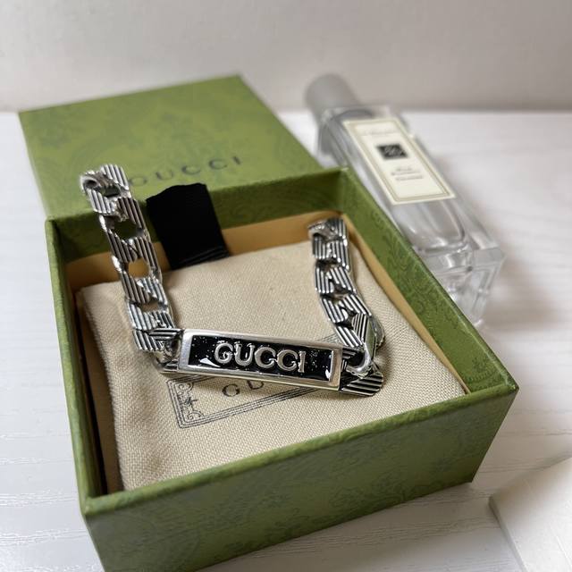 Gucci版本 最爱时尚简约 优雅个性美丽 超火爆 只能说先下手先得整圈散发着炫目的光彩全网爆款 爆款