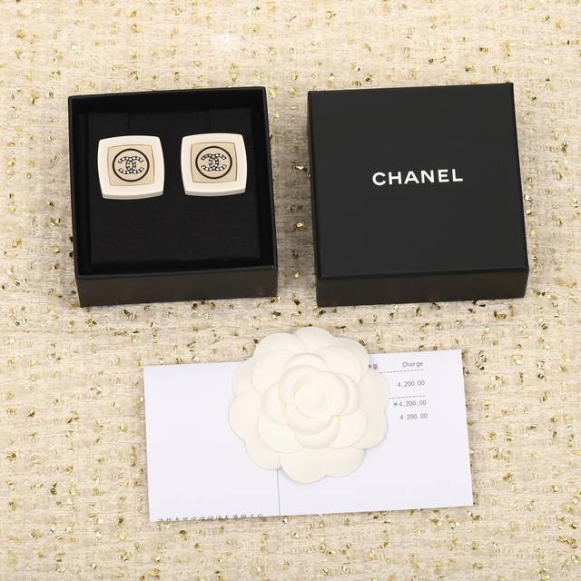 我们出品 Zp5460 量大咨询客Fu 必入爆款 Ch Nel白方块树脂双C耳钉 看似简单 实际非常重工 报废了3批货 我们一致致Zp 黄铜材质 每个字母的棱棱