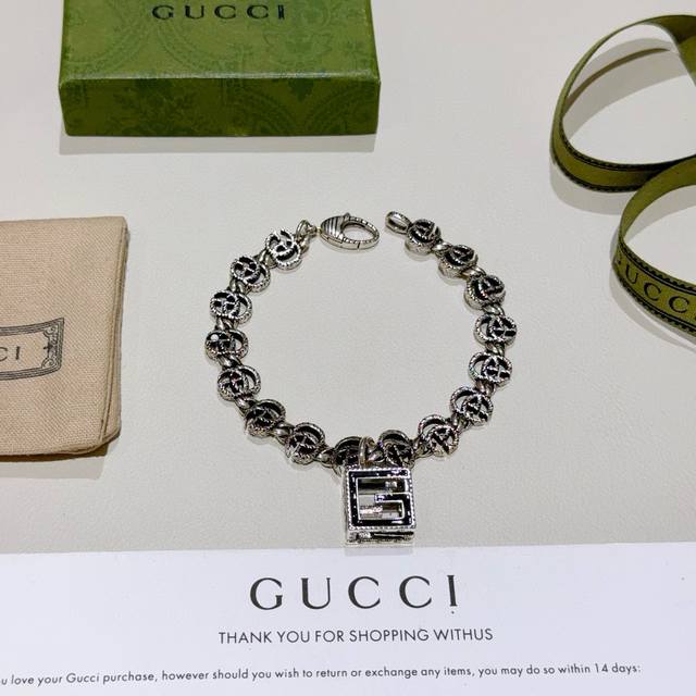 最新出炉土豪版手链 认准细节 独家高品质 Gucci古驰手链最新款的经典款 精致无论款式 质感 都是绝对的顶尖Feel 只要看一眼就懂了 超 Nice 搭配衣服