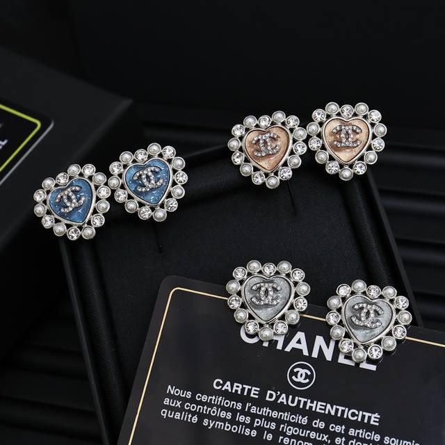 Chanel25p爆款爱心耳钉 这一季是巨美的彩色搭配 高级的冷色调配色 清冷感又不缺唯美质感超强 现代时髦感充斥着每一个细节 不高调 但出众