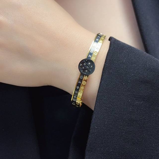 新品 原单货 Lv印花雕刻四叶草中性款金色黑标手镯Louis Vuitton 路易威登 专柜一致材质 火爆款出货 设计独特 复古前卫 手镯14K精工保色版 从上