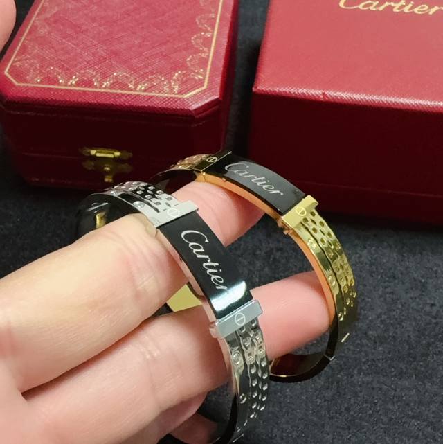 cartier 卡地亚官网最新发布 火爆窄版细款中号手镯进口精工保色18K高端定制顶级工艺 专柜Logo刻字清晰 360度无死角 全新的窄版设计 更显精致 如此