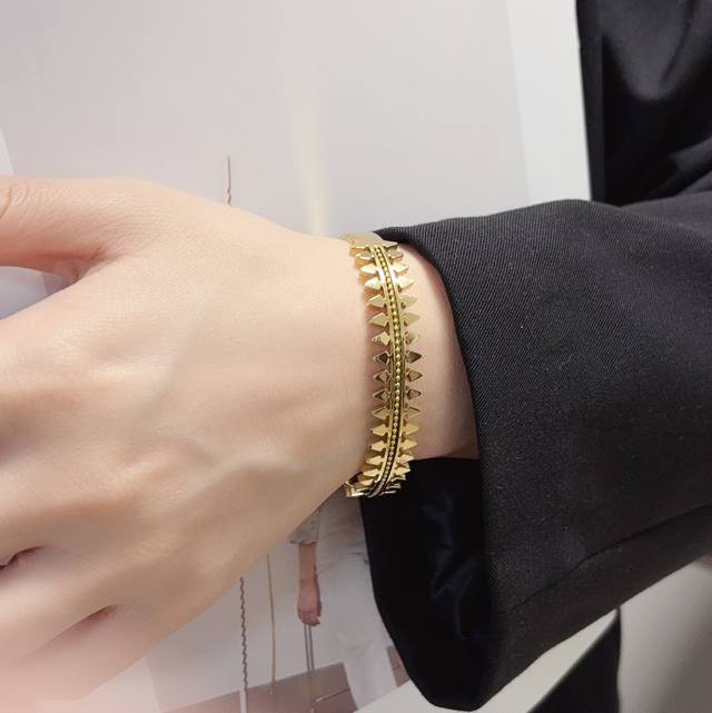 cartier 卡地亚官网最新发布 火爆窄版细款中号坦克链条子弹头手镯进口精工保色18K高端定制顶级工艺 专柜Logo刻字清晰 360度无死角 全新的窄版设计