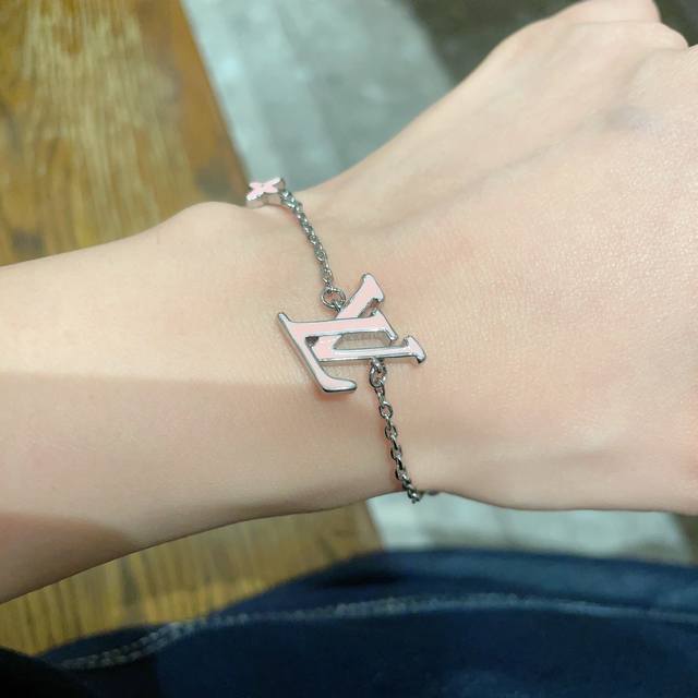Louis Vuitton 路易威登 设计独特 用Lv经典之作图形理念 好看 手链 超级无敌爆赞 随意搭配都是非常百搭 高品质 黄铜材质.