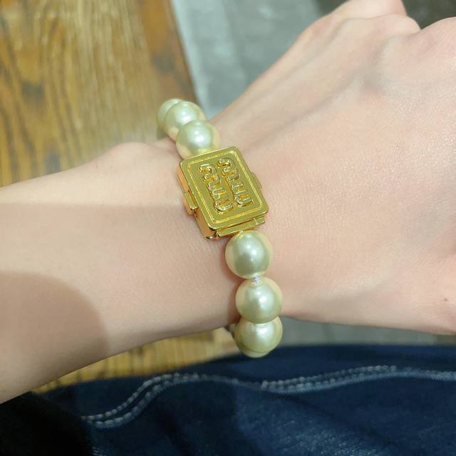 Miumiu缪缪 字母项链小红书时尚达人都有种草哦 显脸型 原版材质 很简约 日常配搭很不错滴 耐看Ing.