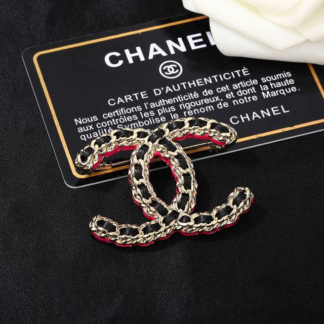 小香 Chanel 秋冬系列 双C胸针 别有心机设计的一款 超级完美 时髦元素添加