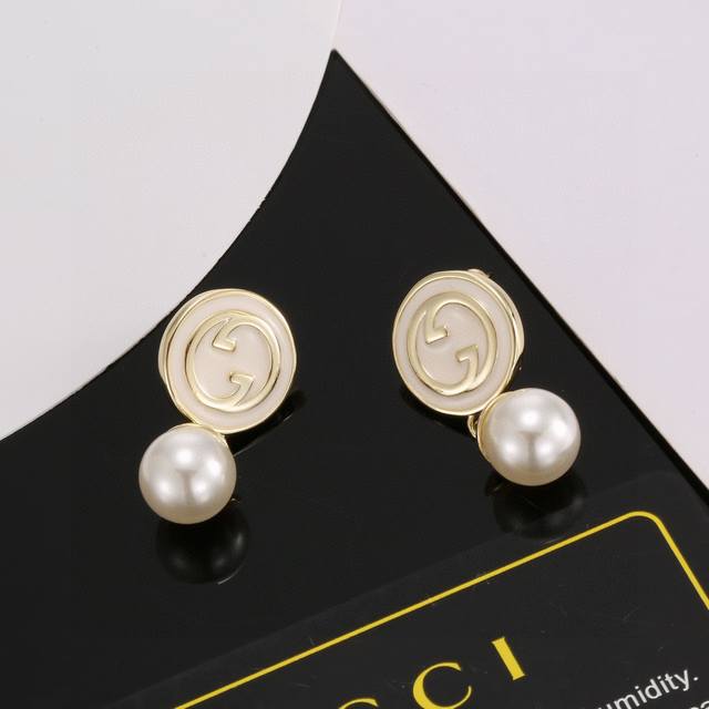 Gucci 古驰 耳钉 高端 打造 美到哭 因为是限量版 你根本无法在店内看到现货 现货一到真的Bling 这一组简直不要太震撼不要太完美 赞呆了耳钉