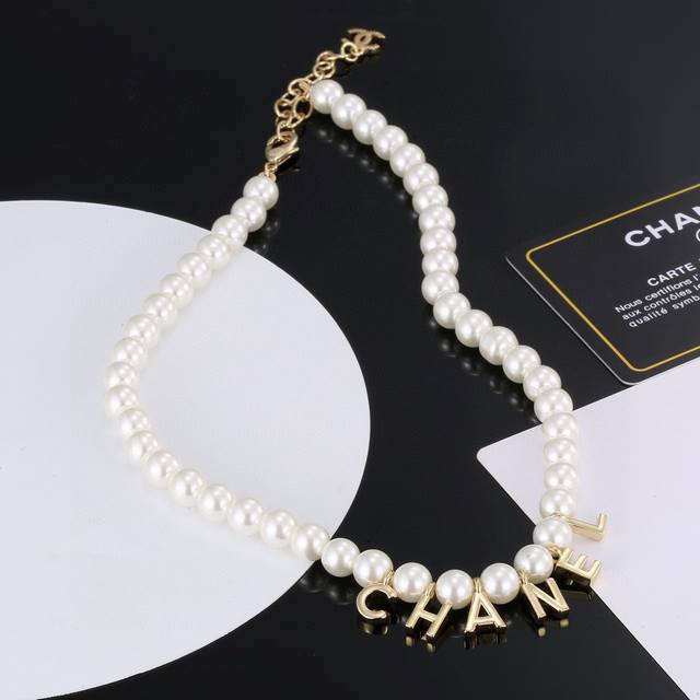 最新款Chanel 香奈儿字母珍珠项链 毛衣链非常好看 精致大方 好不好品质说话 全部都实拍 图片全程无批S 不弄虚作假 我家的香奈儿拿过的都知道品质的 零售后