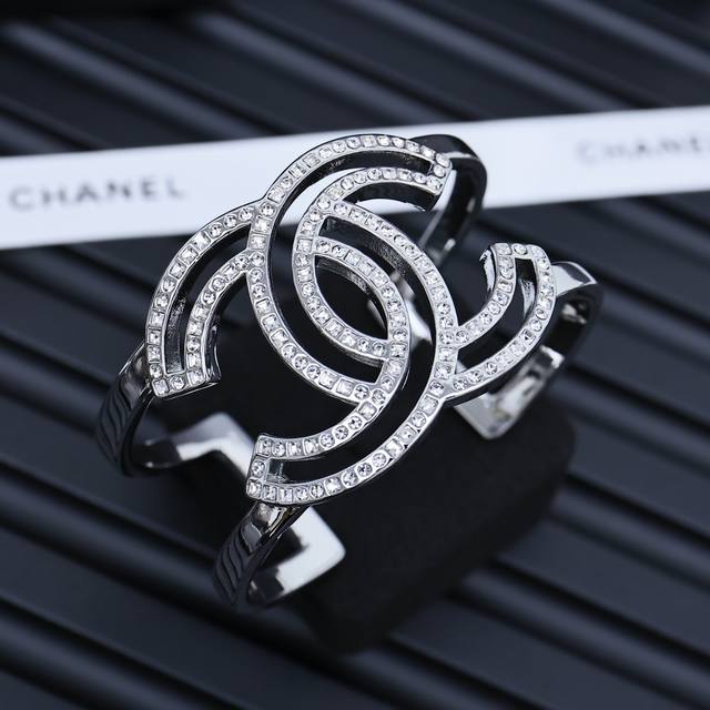 香奈儿 Chanel满钻双C Logo手镯 香奈儿Chanel满钻手镯上手 Bling Bling太美 夏天搭配T恤小裙子无敌亮眼呀