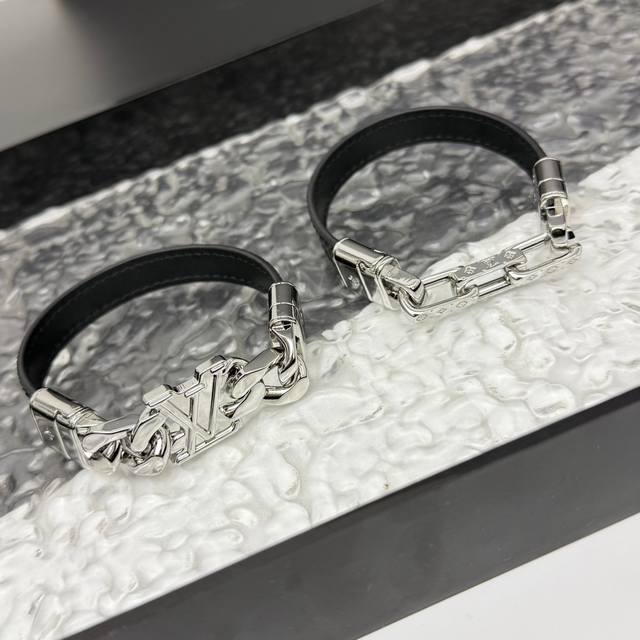 Lv Links 手镯 Lvlinks 手镯以皮革和经典帆布塑造别致饰带 为 Mng 金属链环两侧匠心镂刻 Lv 字母 兼具前卫格调和朗气息 可为挚爱着装注入摇