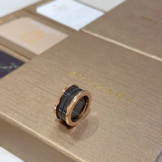 宝格丽项链V金材质 Bvlgari宝格丽 Divas Dream 系列 品相完美 细节无敌 那种独特的色泽完全无可挑剔 再缀以经典指环外形设计 简约之余却又优雅