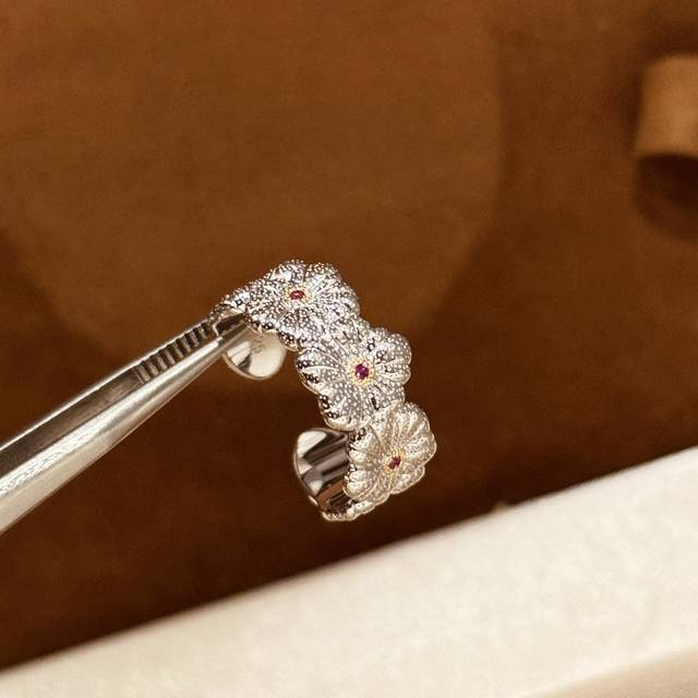 a4886爆款 中古系列Vintage 玫红钻 小雏菊 磨砂戒指 绽放指尖的复古浪漫每一次佩戴 都是一次与时光的对话 戒指上的小雏菊 精致而生动 仿佛正在悄然绽