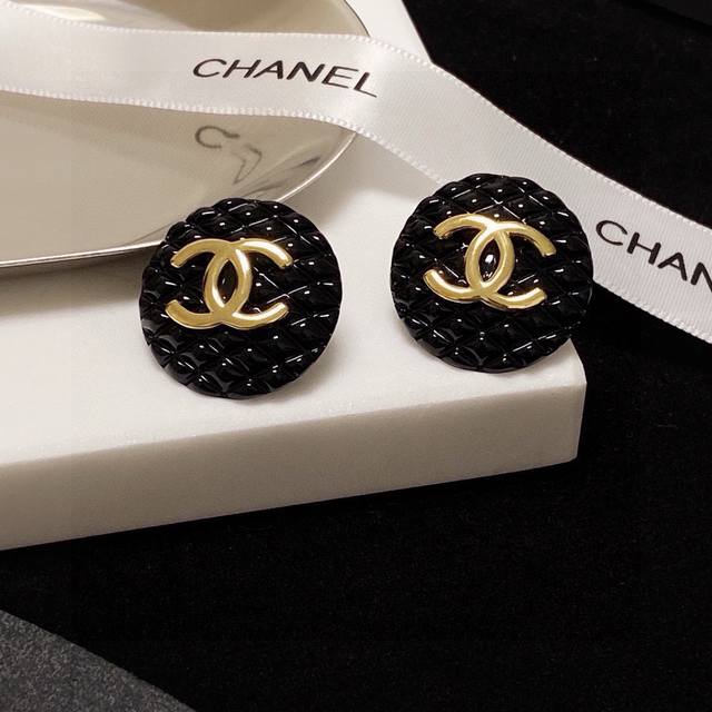 香奈儿Chanel双C黑色菱格耳钉超级精致 大小适中 非常日常百搭的一款 一眼爱上 自留自留 美美哒