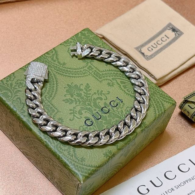 最新出炉土豪版手链 独家高品质 Gucci古驰手链最新款的经典款 精致无论款式 质感 都是绝对的顶尖Feel 只要看一眼就懂了 超 Nice 搭配衣服最佳的选择