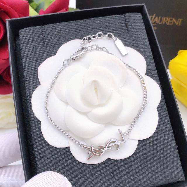 编号Ysl0004 Ysl*最新款银色手链 一致Zp黄铜材质