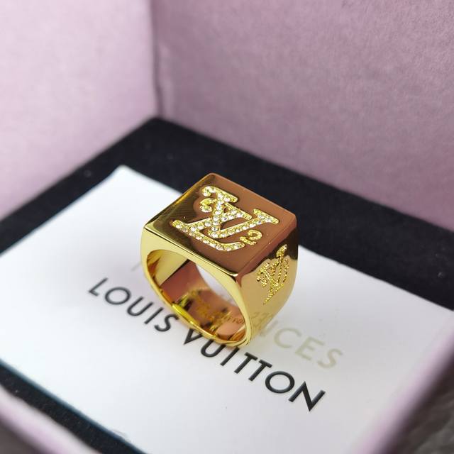 Squared Lv戒指 戒指来自路易威登与世界知名艺术家兼设计师 Nigo 的联名系列 晶莹剔透的莱茵石于抛光金属件构筑 Lv 字母 以璀璨之笔演绎日本街头文