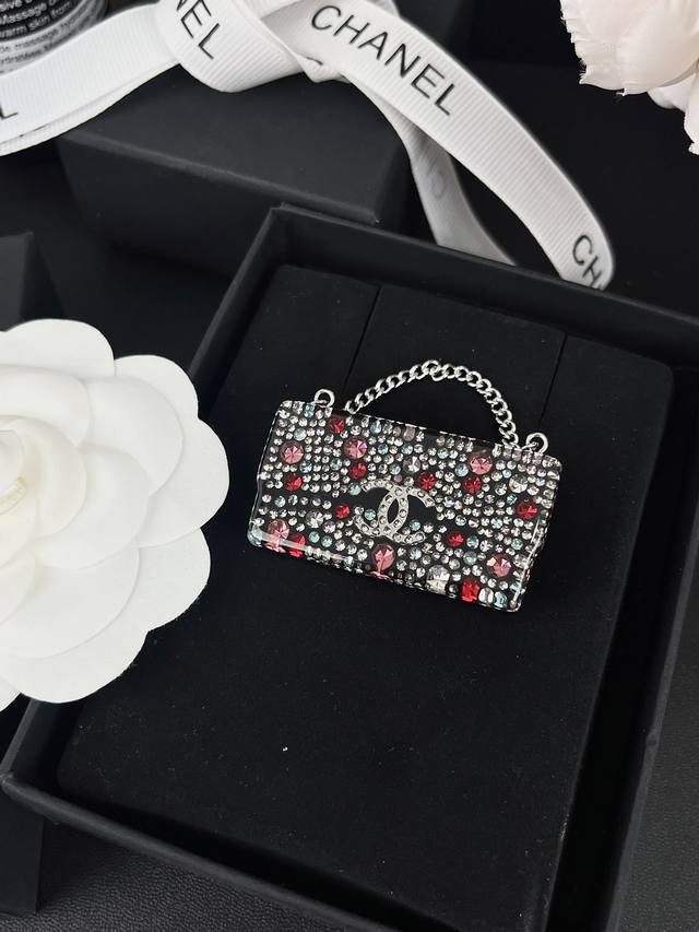 编号986 chanel 亚克力 彩钻包包 树脂胸针