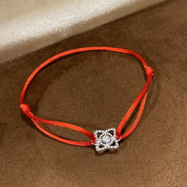 a5 7 新年红 各明星同款时尚 莫桑钻 De家 莲花 红绳手链 出淤泥而不染的莲花 高端925纯银 镶嵌莫桑圆钻 简约知性美 本命年必备 男女均可佩戴 纯银手