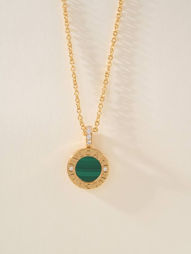 p价 bv双面绿钻钱币项链 双面财富哦哈哈 bb Bvlgari Bvlgari 系列 其设计灵感源自古罗马时期的硬币 这些硬币在外圈刻有罗马皇帝的名字 留出中