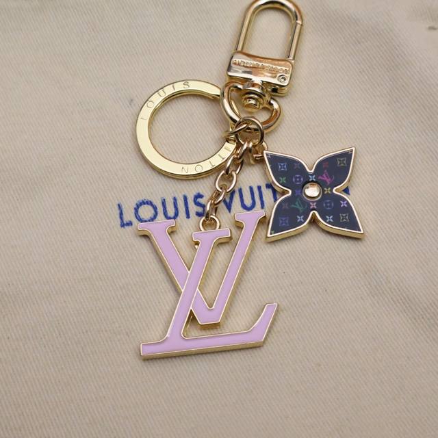 驴家金色钥匙扣链条吊坠Logo字母花挂件 菱形皮花滴胶Logo字母设计