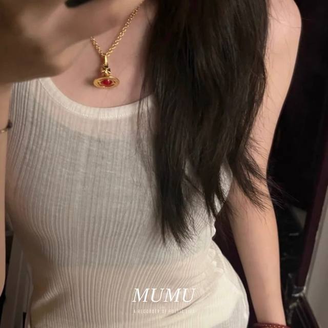 Vivienne Westwood薇薇安西太后土星 项链优雅大方精工设计 非常修饰脸型 青春活力 一眼就被这款吸引了 非常漂亮的颜色搭配 时尚又俏皮